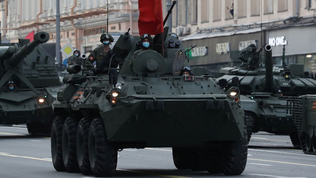 Tisíce vojáků, tanky, vrtulníky a stíhačky. Moskva slavila Den vítězství